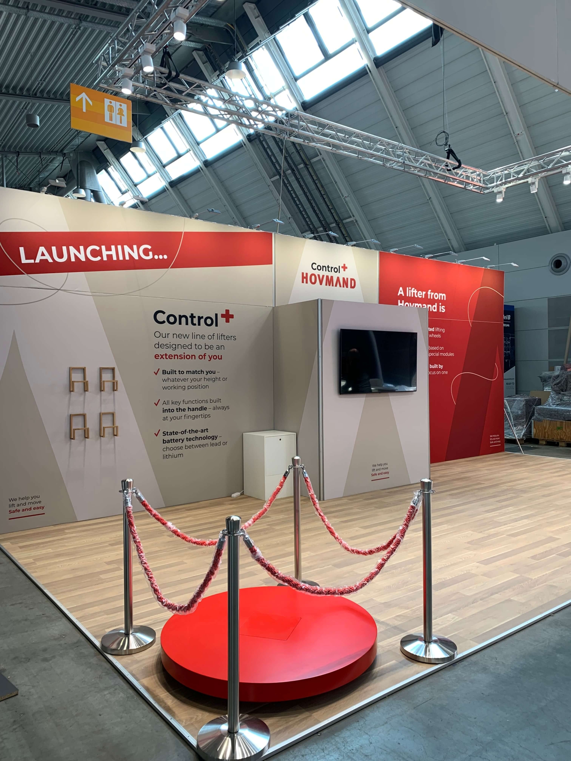Messestand med roterende podie til særlig fremhævning af produkt